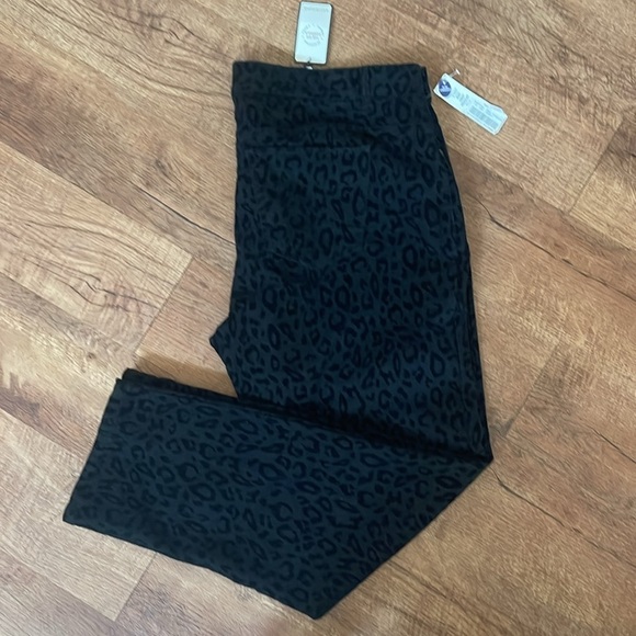NWT Westbound Woman black leopard pants with front and back pockets. Size 18WR - Picture 1 of 12